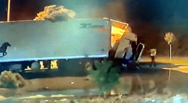 Kontrolden çıkan TIR'ın kaza anı kamerada