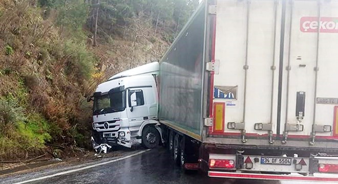 Kontrolden çıkan TIR makasladı