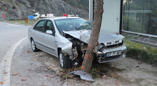 Kontrolden çıkan otomobil ağaca çarptı: 3 yaralı