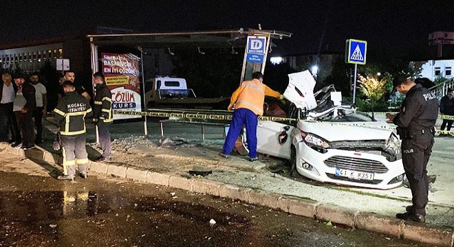 Kontrolden çıkan otomobil durağa daldı: 1 ölü, 2 yaralı