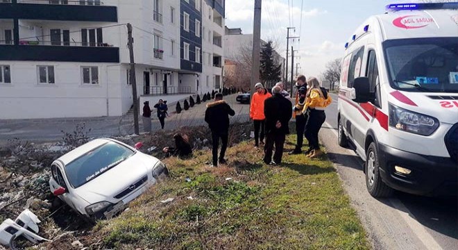 Kontrolden çıkan otomobil, kanala düştü