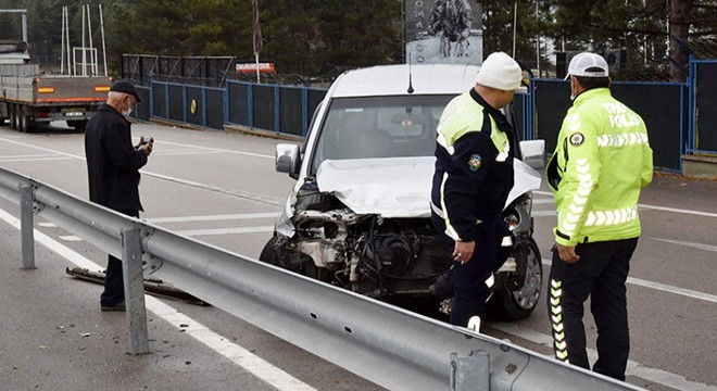 Kontrolden çıkan araç bariyerlere çarptı