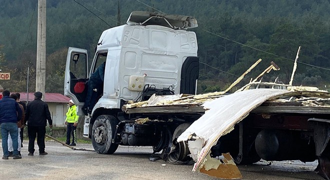 Kontrolden çıkan kamyon TIR la çarpıştı: 1 ölü