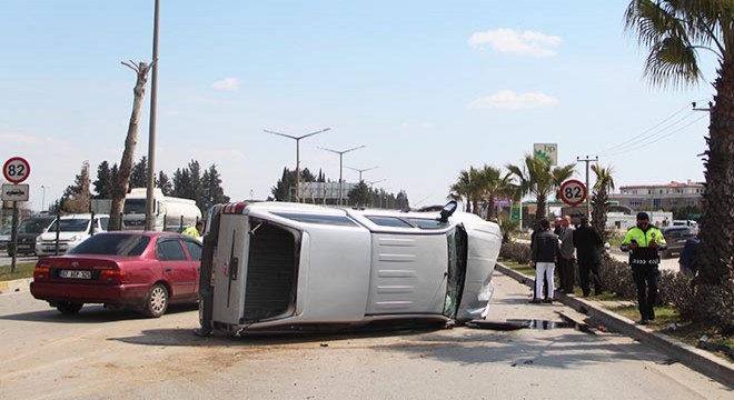 Kontrolden çıkan kamyonet otomobile çarptı