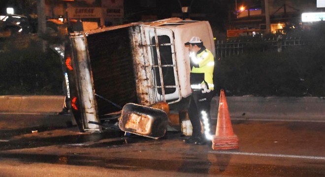 Kontrolden çıkan kamyonet yan devrildi