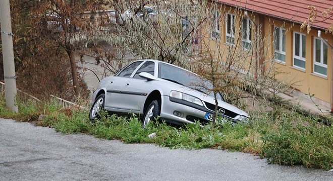 Kontrolden çıkan otomobil bahçeye düşmeden durdu