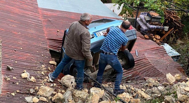 Kontrolden çıkan otomobil, evin çatısına düştü