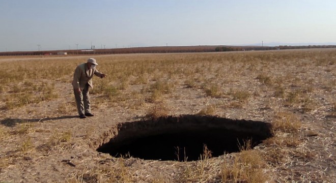 Konya'da, 15 metre derinliğinde obruk oluştu