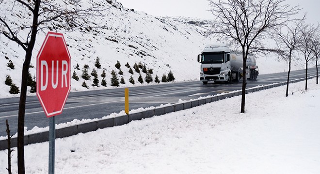 Konya'da kar ve tipi, ulaşımı aksattı