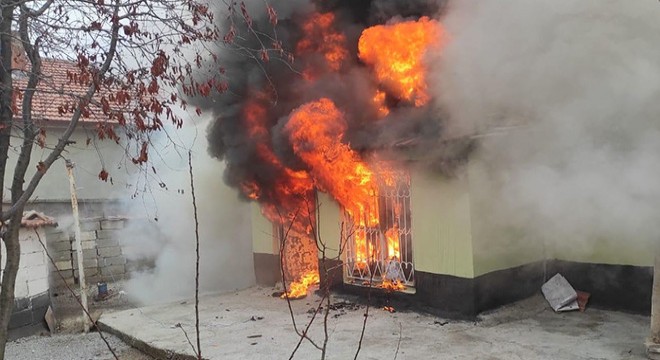 Konya'da tek katlı ev alev alev yandı