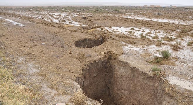 Konya'da yaylada dev yarıklar oluştu
