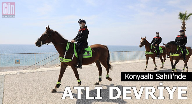 Konyaaltı Sahili'nde atlı devriye