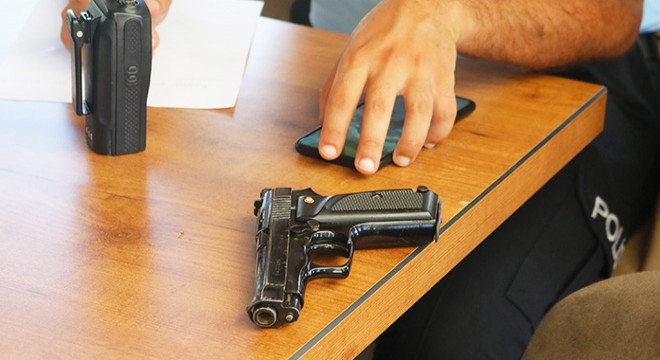 Konyaaltı Sahili'nde, denizde dalış yaparken tabanca buldu