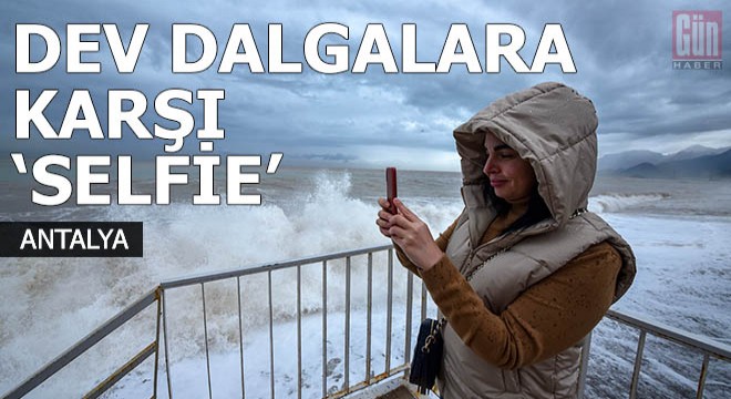 Konyaaltı Sahili'nde dev dalgalara karşı selfie