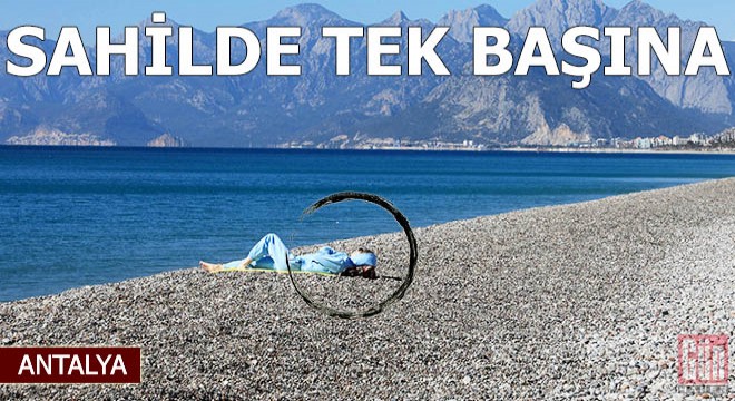 Konyaaltı Sahili'nde güneşlenen tek turist