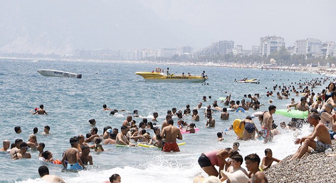 Konyaaltı Sahili'ne akın