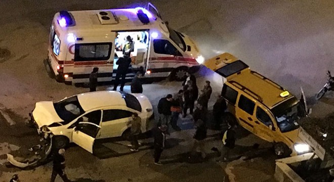 Konyaaltı'nda kontrolsüz kavşakta kaza: 2 yaralı
