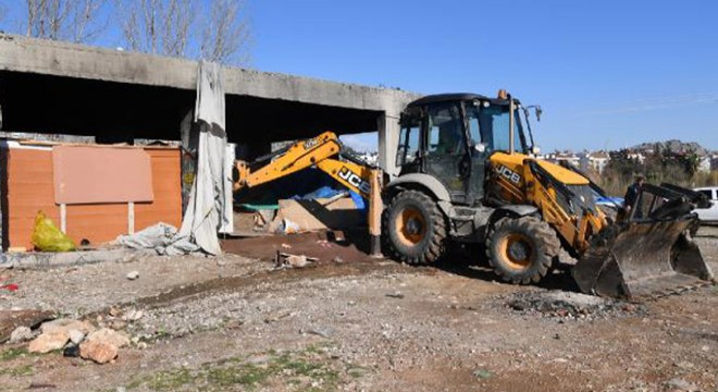 Konyaaltı'nda metruk yapılar temizleniyor
