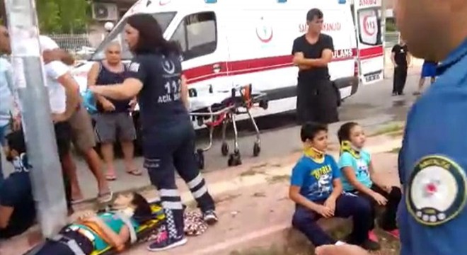 Konyaaltı'nda otomobil ile taksi çarpıştı: 8 yaralı