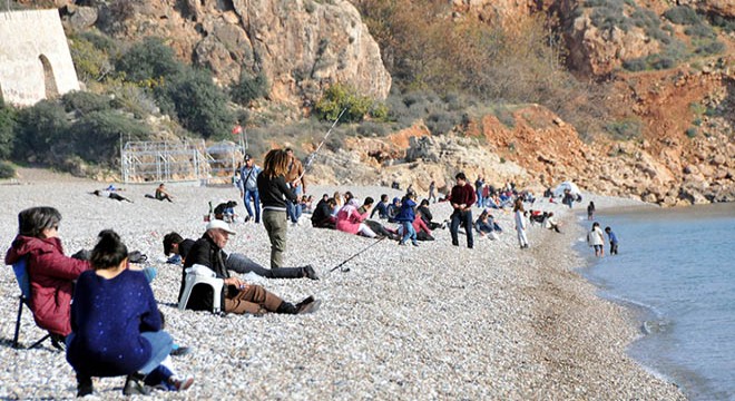 Konyaaltı sahilinde güneş bereketi