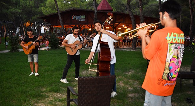 Konyaaltı Oda Orkestrası ndan  flash mob  sürprizi