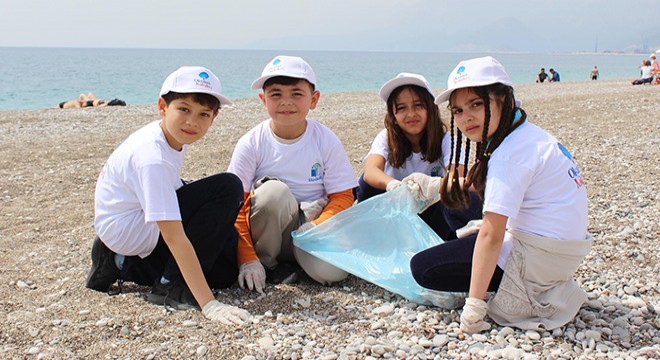 Konyaaltı Sahili nde çevre temizliği