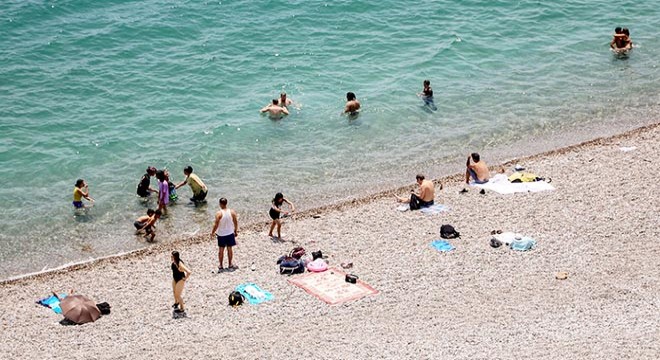 Konyaaltı Sahili nde sıcak hava ve bayram yoğunluğu