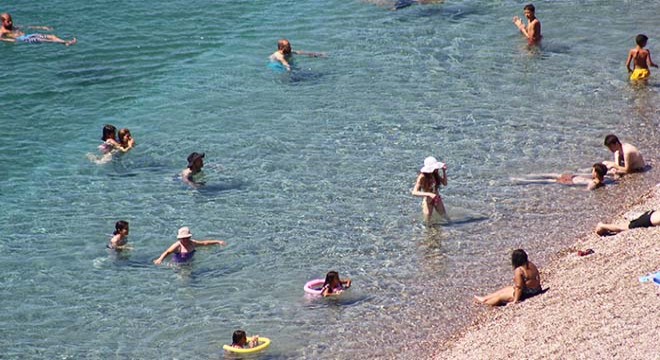 Konyaaltı Sahili, tatilin son gününde de tıklım tıklım