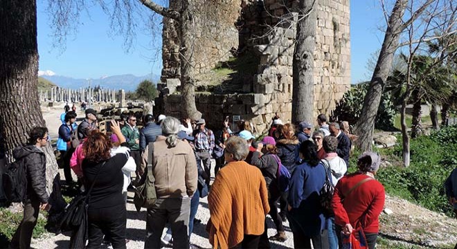 Konyaaltı ndan Perge ye  tarihi  yolculuk