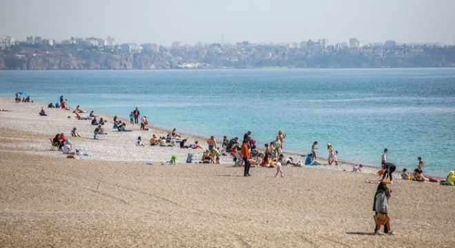 Konyaaltı sahili turistlere kaldı