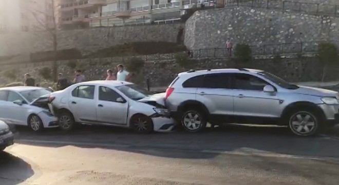 Köpeğe çarpmamak için yavaşladı, kazaya neden oldu