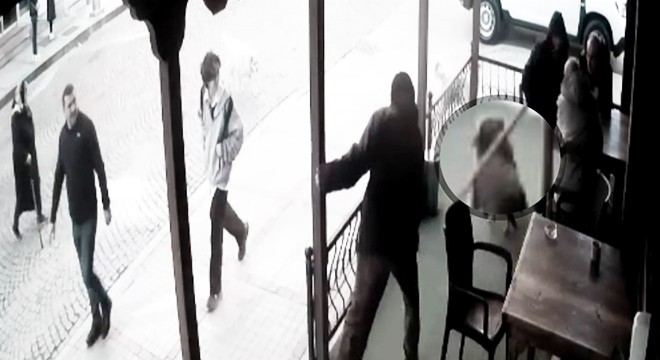 Köpeğe değnekli şiddet kamerada