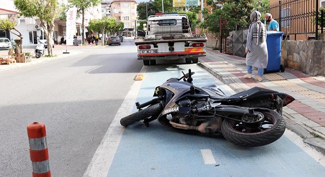 Köpeğe çarpan motosikletli, ağır yaralandı; kaza anı kamerada