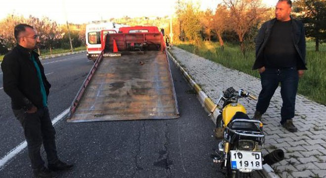 Köpeklerin kovaladığı motosiklet devrildi: 2 ağır yaralı