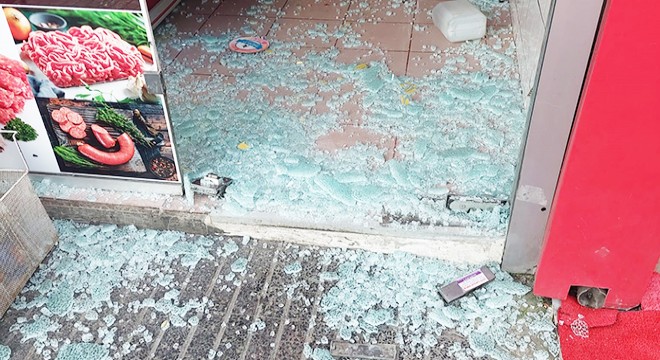 Köpekten kaçarken çarptığı cam kapıyı parçaladı