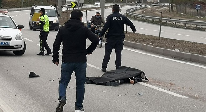 Köpekten kaçarken yola atladı, TIR çarptı öldü