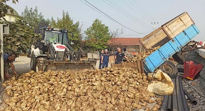 Köprüde traktörden ayrılan römork devrildi