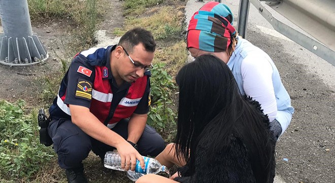 Köprüden atlamak isteyen kadını jandarma kurtardı