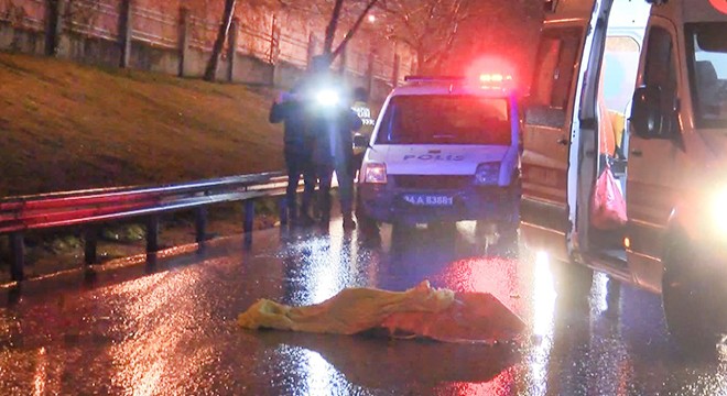 Köprüden atlayan kişinin üzerinden 5 araç geçti