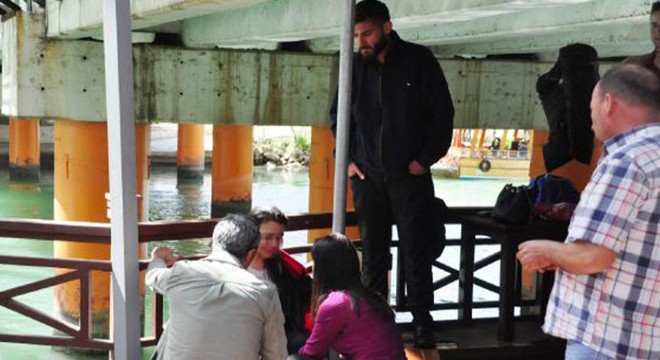 Köprüden atlayan kızı, bot işletmecisi kurtardı