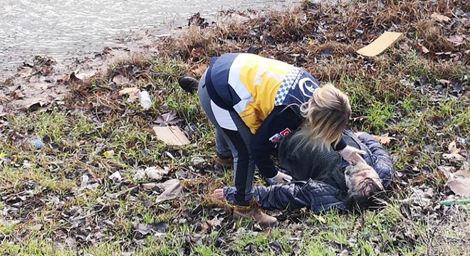 Köprüden dereye atladı, çevredekiler kurtardı