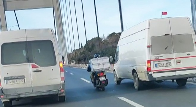 Köprüden geçen motosikletliye lodos kalkanı