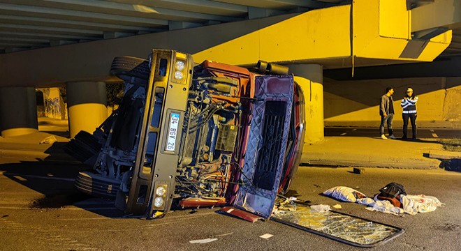 Köprünün altına çarpan TIR devrildi: 2 yaralı