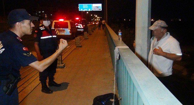 Köprüye çıkıp, boynuna bağladığı iple intihara kalkıştı