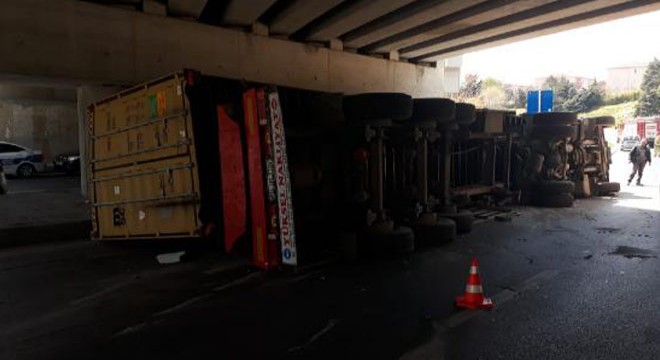 Köprüye sıkışan TIR devrildi