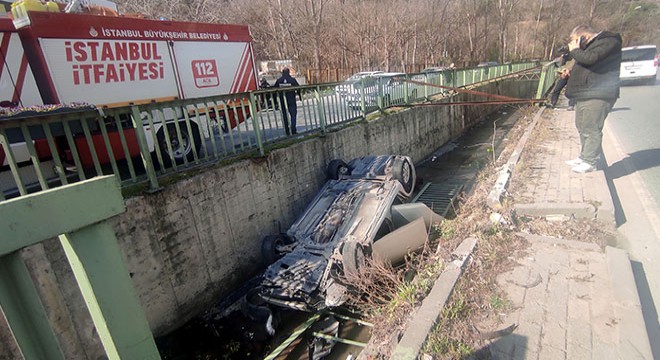 Korkuluklara çarpan otomobil dereye düştü: 3 yaralı