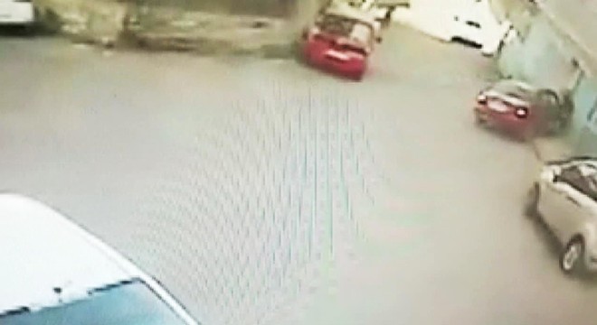Korkunç kaza: Otomobil ile duvar arasında sıkıştı