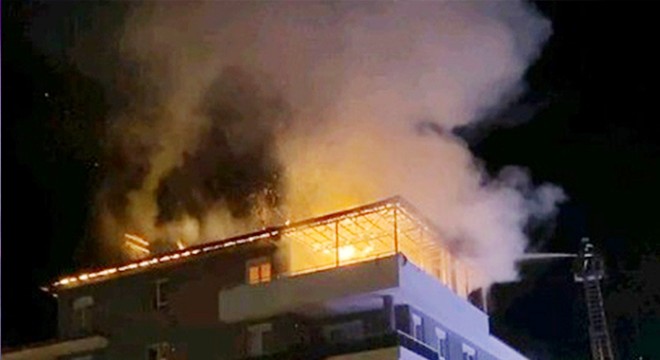 Korkuteli'de iş yerinin çatı katında yangın