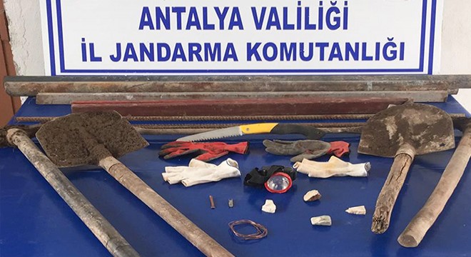 Korkuteli'de kaçak kazı yaparken yakalandılar