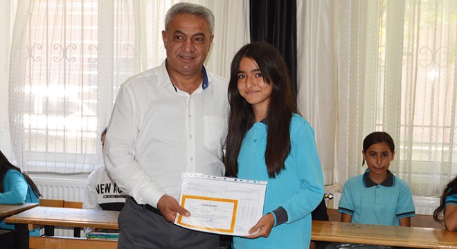 Korkuteli'de öğrencilerin karne sevinci